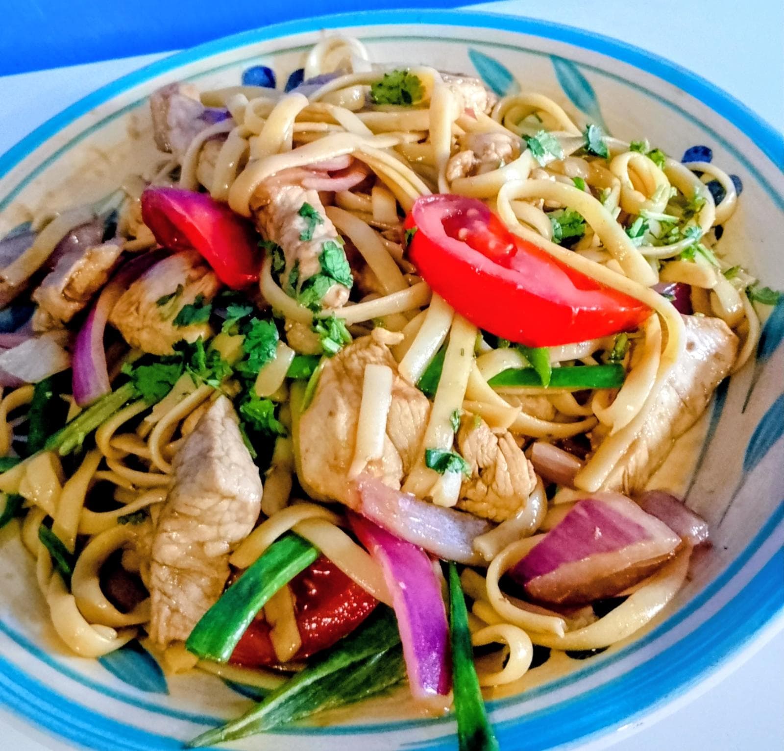 Tallarines salteado de pollo