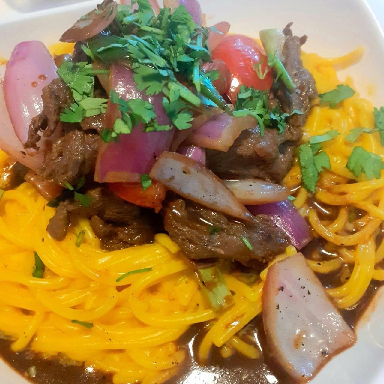Tallarines ala huancaína con lomo saltado