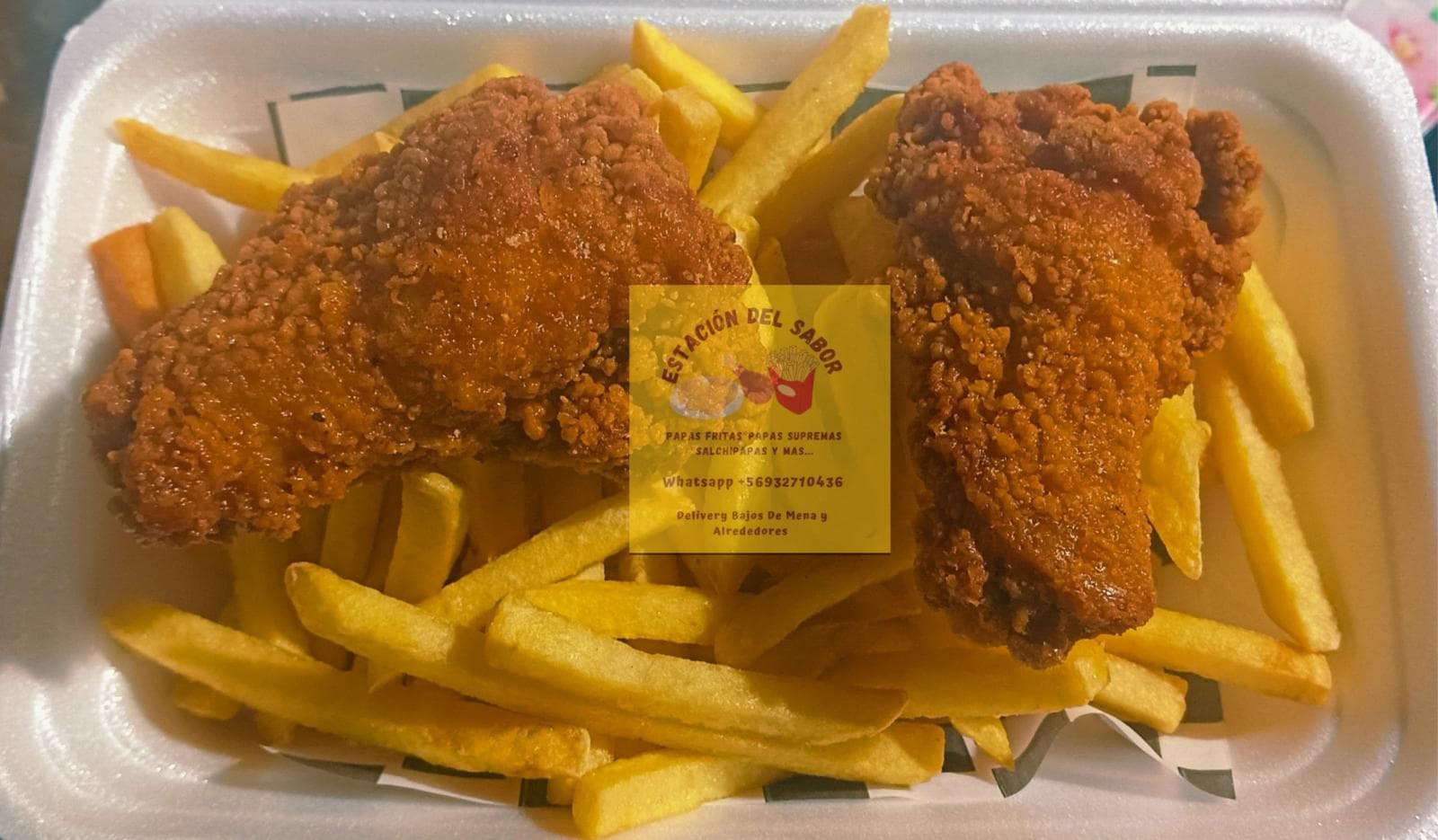 Papas fritas con alitas de pollo crispy