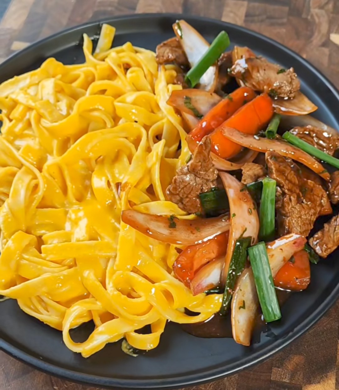 Lomo con Tallarines a la Huancaína